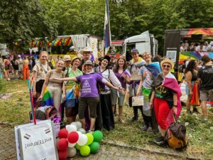 Fröhliche und erleichterte Menschen nach der Demoparade der Stuttgart Pride 2024.