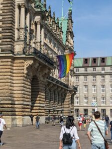 Regenbogenflagge am Hamburger Rathaus